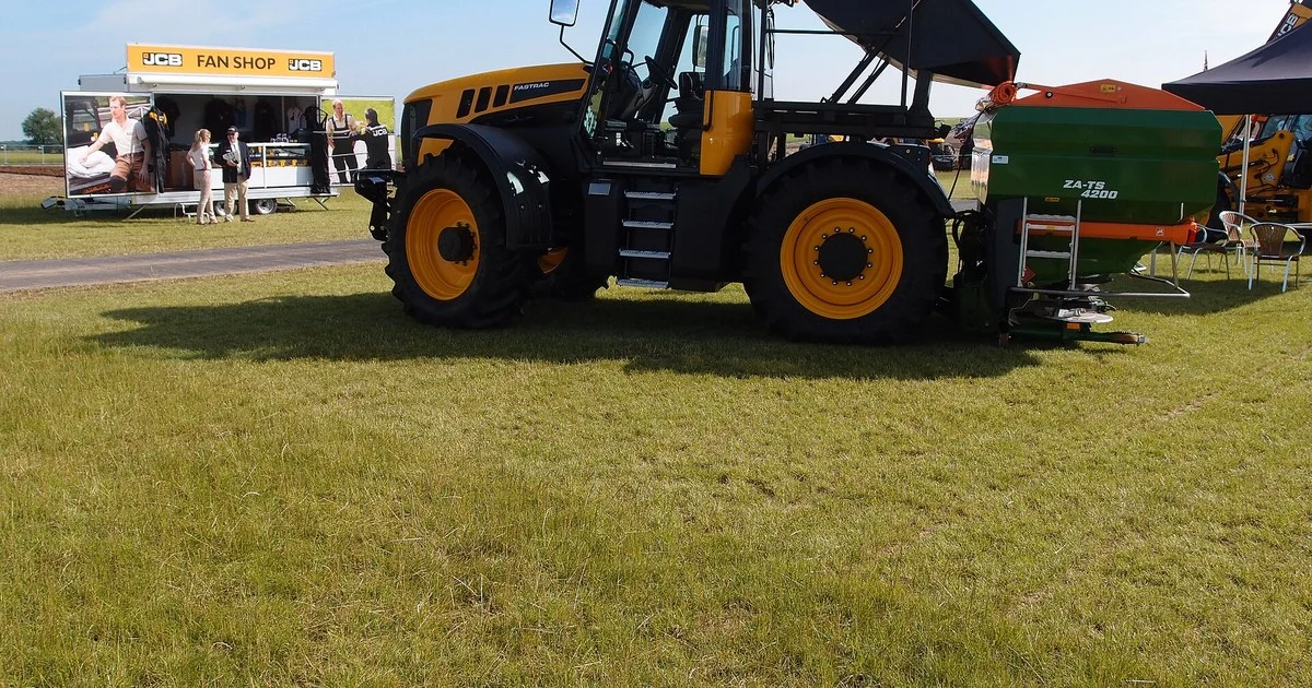 JCB Fastrac and fertiliser spreader